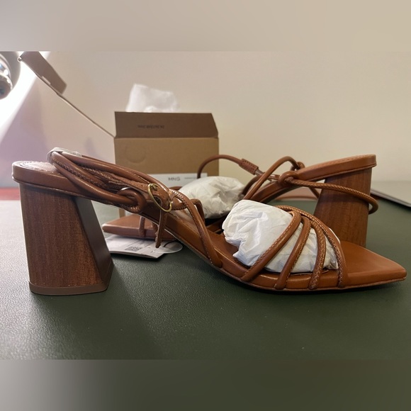 Criss-cross straps sandals sz 6.5. Brand new in box - Picture 4 of 4